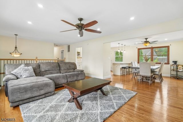 2 Marc Ct, Edison Twp., NJ 08820