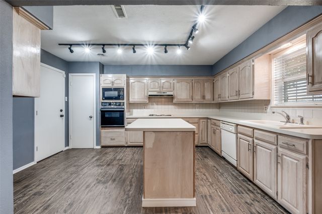 10430 Vistadale Drive, Dallas, TX 75238