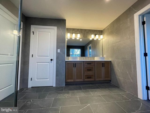 217 E BRANCH RD, Sellersville, PA 18960