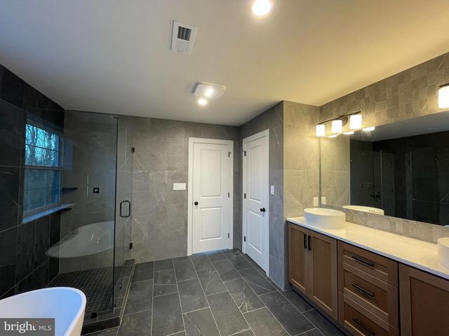 217 E BRANCH RD, Sellersville, PA 18960