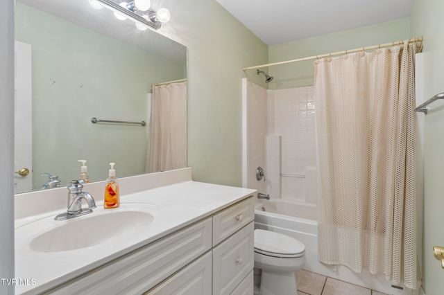 1833 Waters Edge Drive, Johnson City, TN 37604