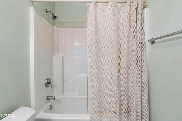 1833 Waters Edge Drive, Johnson City, TN 37604