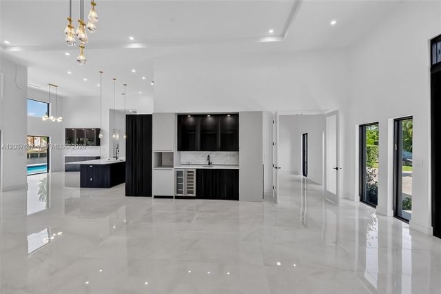 2832 NE 24th Court, Fort Lauderdale, FL 33305