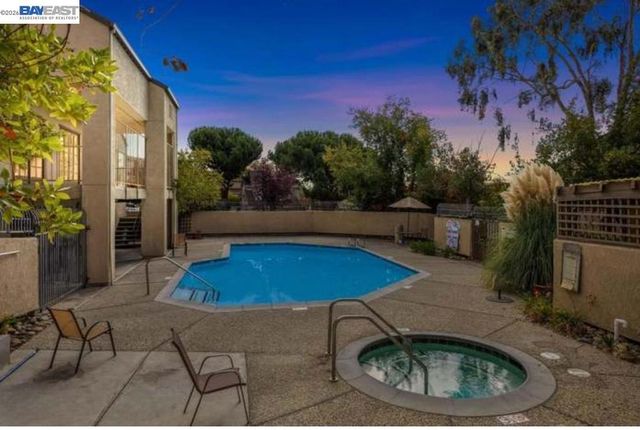 680 Dartmore Lane 260, Hayward, CA 94544