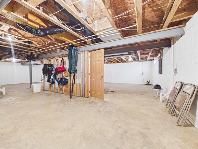 3884 Black Pine Drive, Grove City, OH 43123
