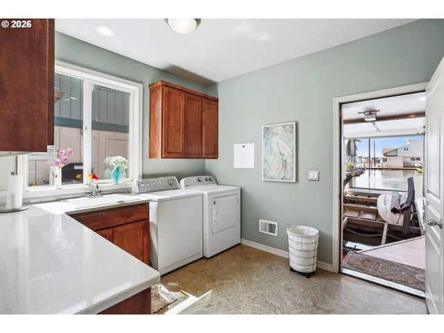 18525 Ne Marine Dr E8, Portland, OR 97230