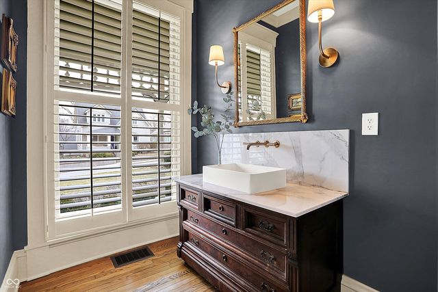 450 W Ash Street, Zionsville, IN 46077