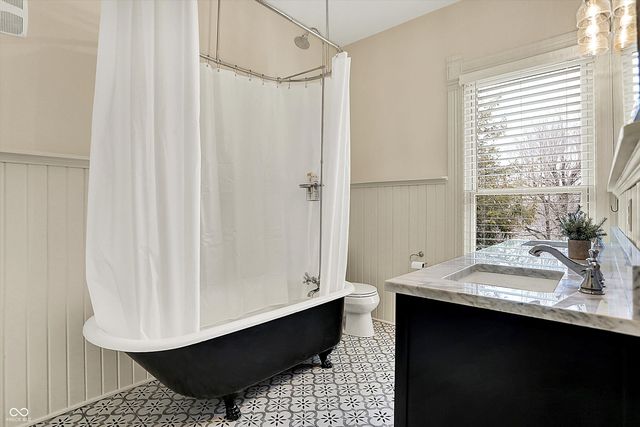 450 W Ash Street, Zionsville, IN 46077