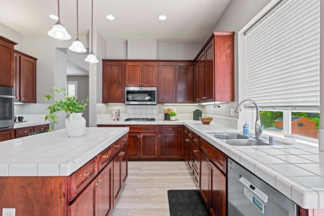 2208 Steinbeck Dr, Modesto, CA 95356