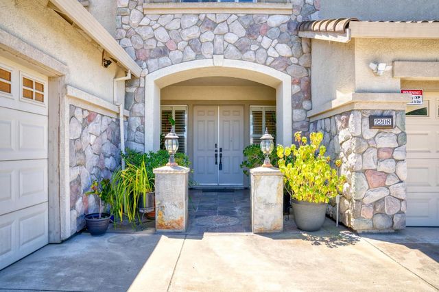 2208 Steinbeck Dr, Modesto, CA 95356