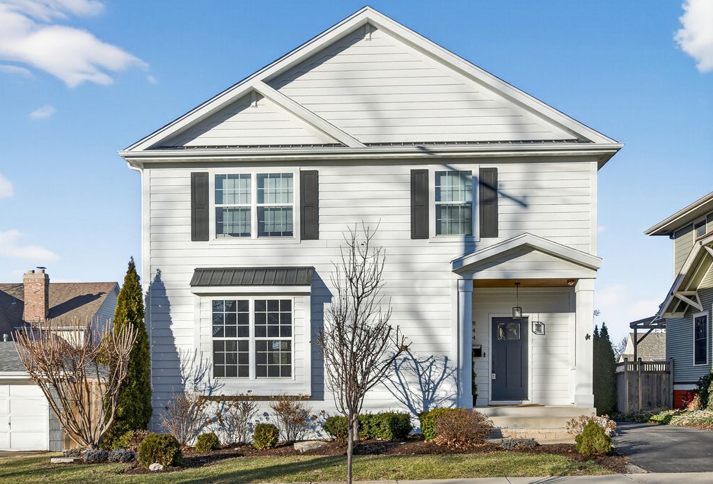 Image 1 of property listing at 844 Hillside Avenue, Glen Ellyn, IL 60137