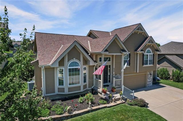 608 COACH LIGHT Circle, Smithville, MO 64089