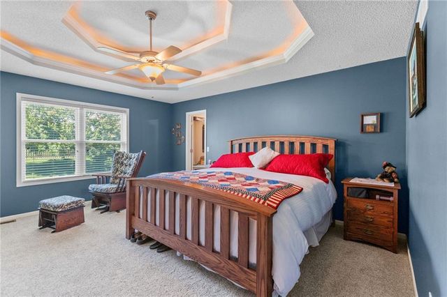 608 COACH LIGHT Circle, Smithville, MO 64089