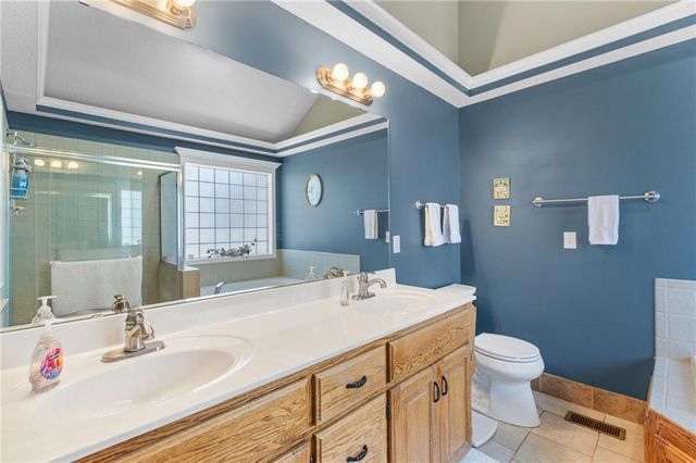 608 COACH LIGHT Circle, Smithville, MO 64089