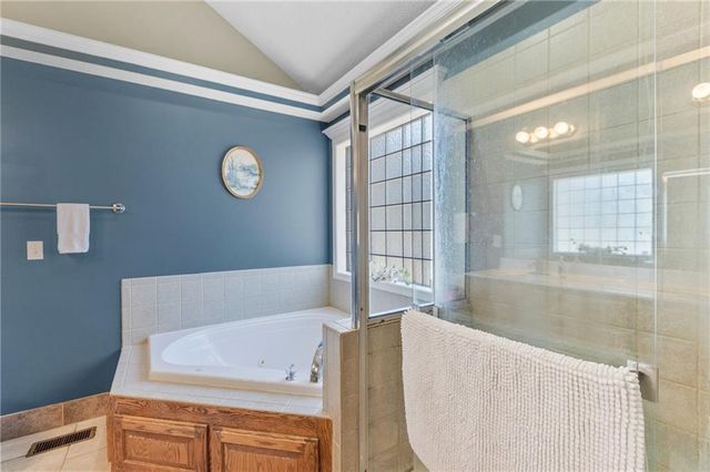608 COACH LIGHT Circle, Smithville, MO 64089
