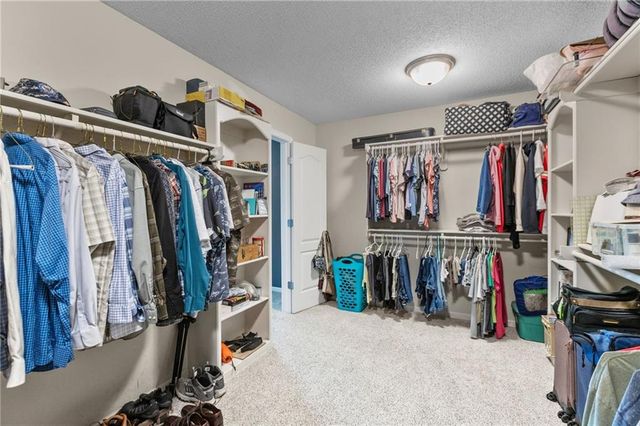 608 COACH LIGHT Circle, Smithville, MO 64089