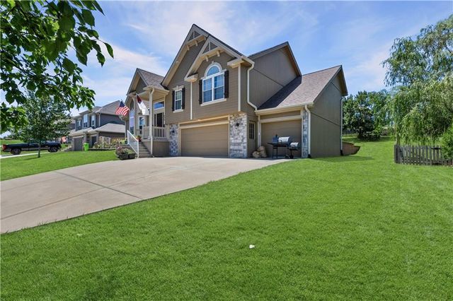 608 COACH LIGHT Circle, Smithville, MO 64089