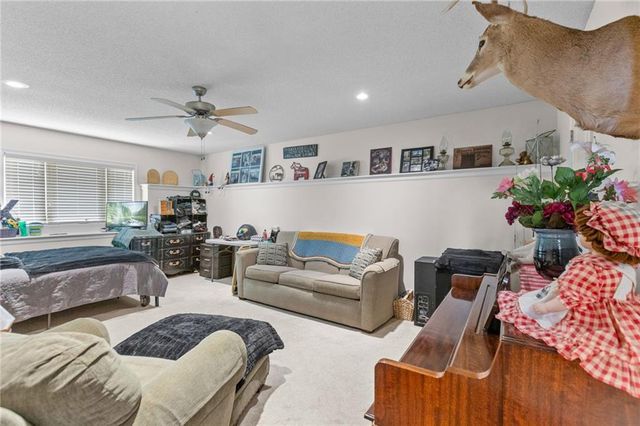 608 COACH LIGHT Circle, Smithville, MO 64089
