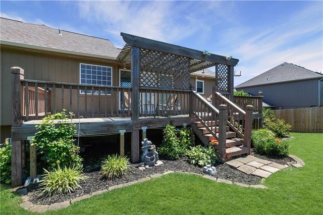 608 COACH LIGHT Circle, Smithville, MO 64089
