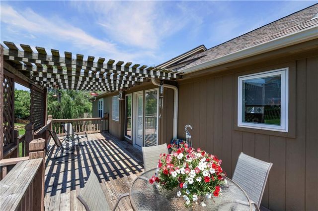 608 COACH LIGHT Circle, Smithville, MO 64089