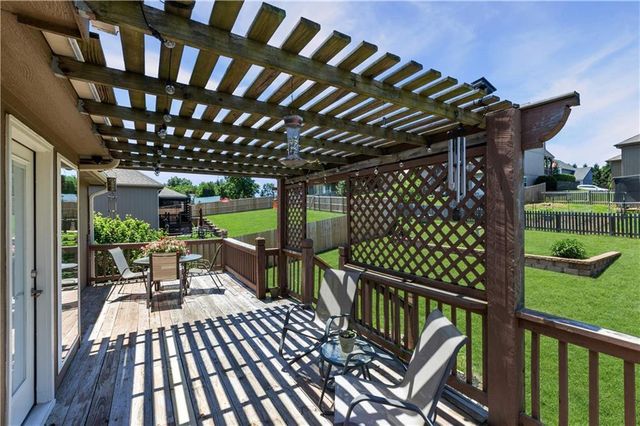 608 COACH LIGHT Circle, Smithville, MO 64089