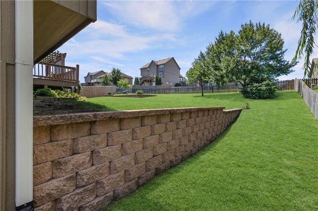 608 COACH LIGHT Circle, Smithville, MO 64089