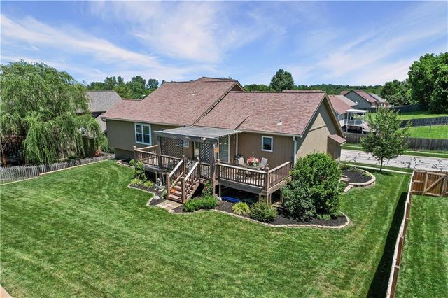 608 COACH LIGHT Circle, Smithville, MO 64089