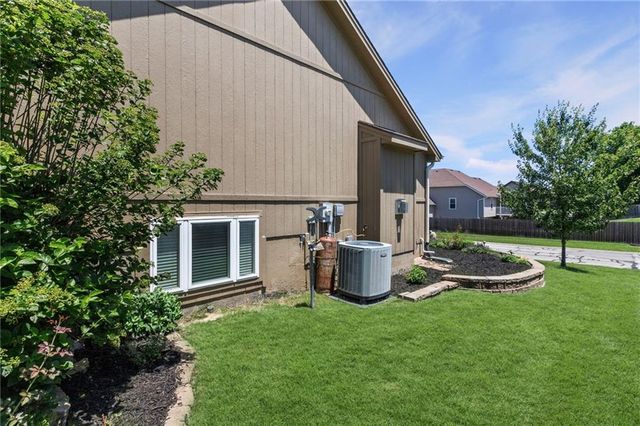 608 COACH LIGHT Circle, Smithville, MO 64089