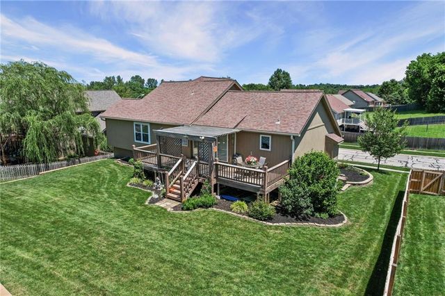608 COACH LIGHT Circle, Smithville, MO 64089