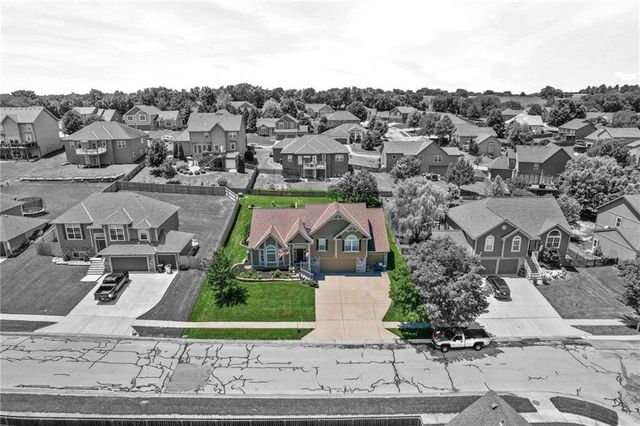 608 COACH LIGHT Circle, Smithville, MO 64089