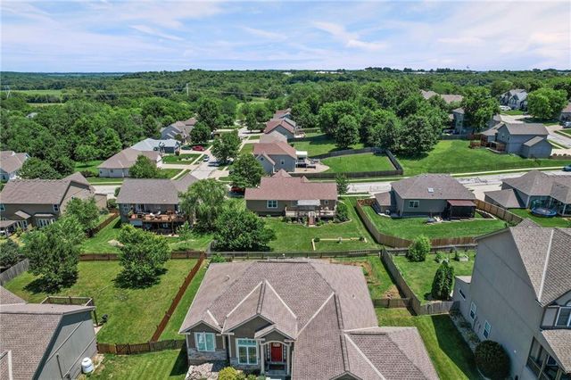 608 COACH LIGHT Circle, Smithville, MO 64089