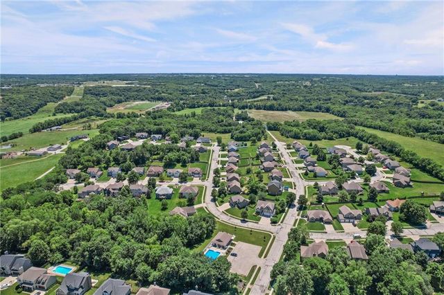 608 COACH LIGHT Circle, Smithville, MO 64089