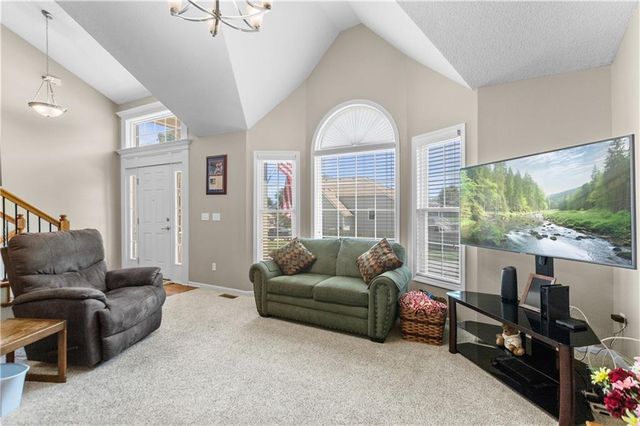 608 COACH LIGHT Circle, Smithville, MO 64089
