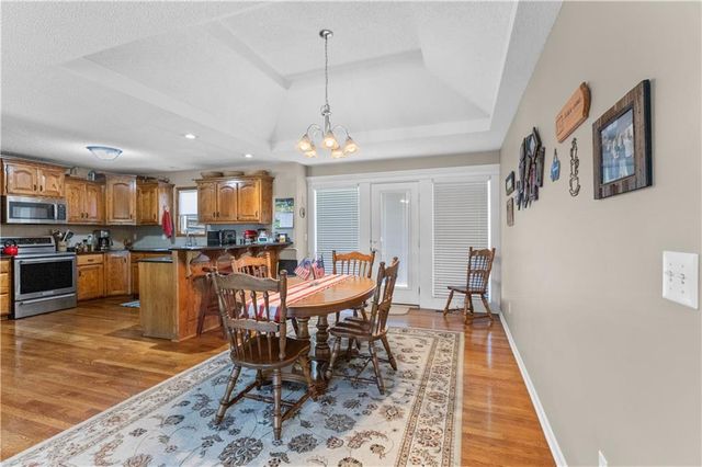 608 COACH LIGHT Circle, Smithville, MO 64089