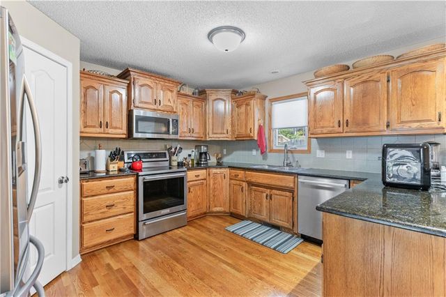 608 COACH LIGHT Circle, Smithville, MO 64089