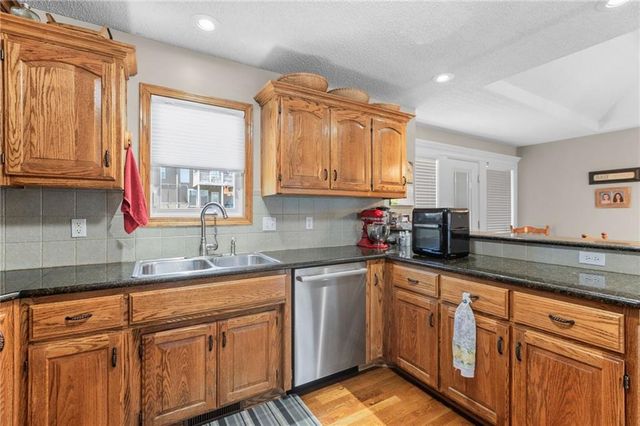 608 COACH LIGHT Circle, Smithville, MO 64089