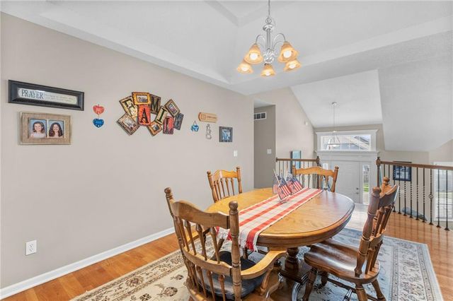 608 COACH LIGHT Circle, Smithville, MO 64089