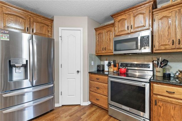 608 COACH LIGHT Circle, Smithville, MO 64089