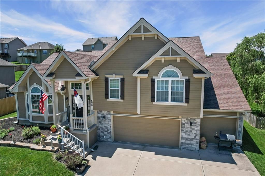 608 COACH LIGHT Circle, Smithville, MO 64089