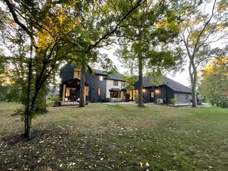 1933 Ridgewood Lane W, Glenview, IL 60025