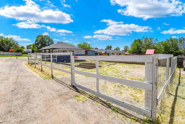 523 16th Ave N, Nampa, ID 83687