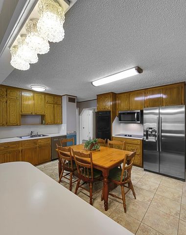 136 Bowie Street, Mcgregor, TX 76657