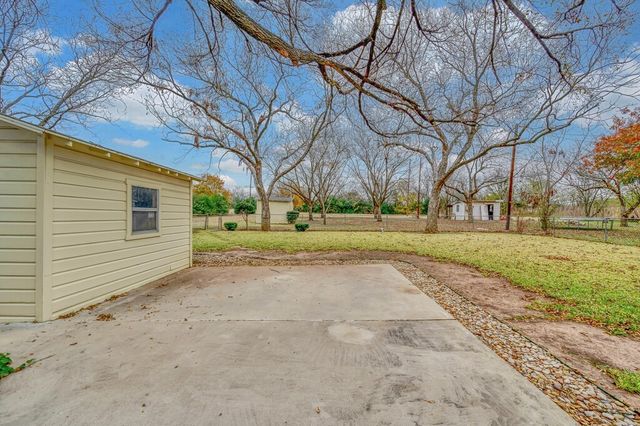 136 Bowie Street, Mcgregor, TX 76657