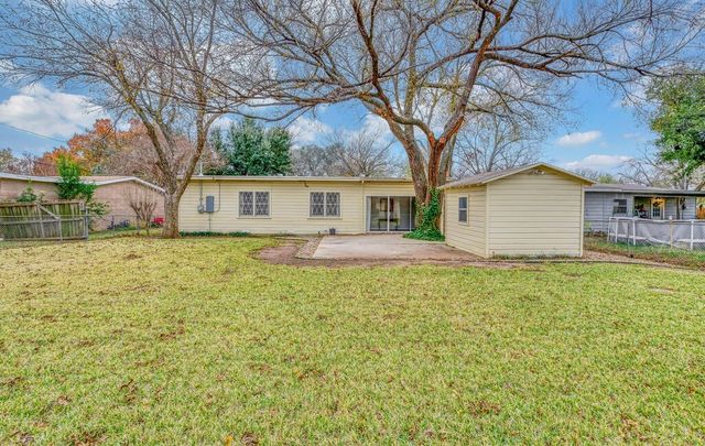 136 Bowie Street, Mcgregor, TX 76657