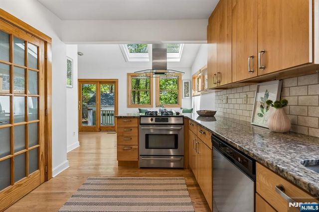 16 Duryea Road, Montclair, NJ 07043