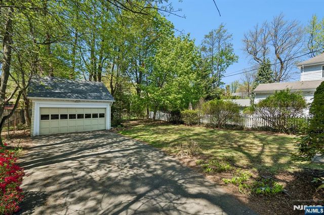 16 Duryea Road, Montclair, NJ 07043