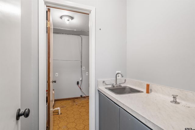 606 Brookside Dr, Jacksonville, TX 75766