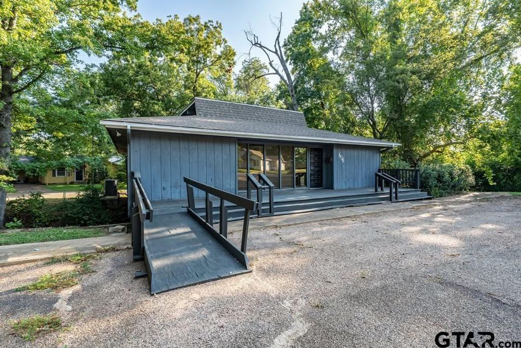 606 Brookside Dr, Jacksonville, TX 75766