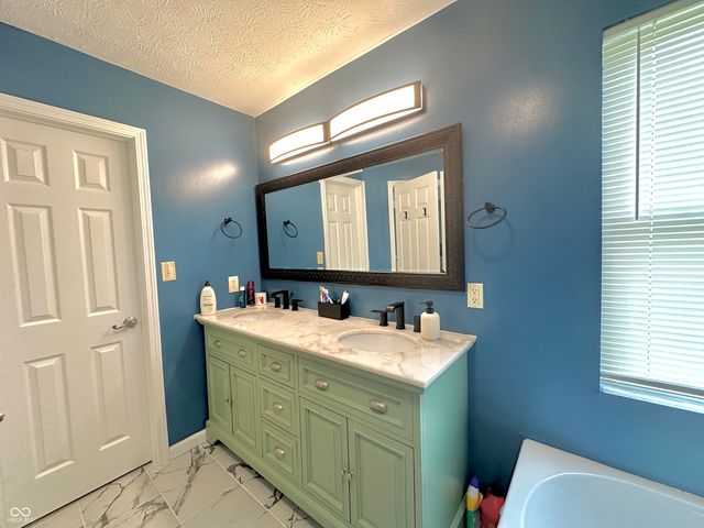 8436 Captain Drive, Avon, IN 46123