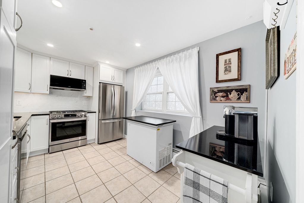 75 Edgelawn Ave 1, North Andover, MA 01845